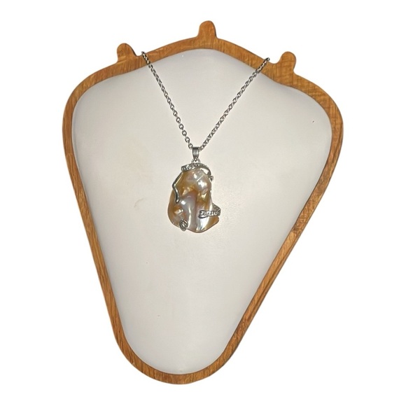 MOP pendant necklace - Gorgeous! 20” chain included - Picture 7 of 7